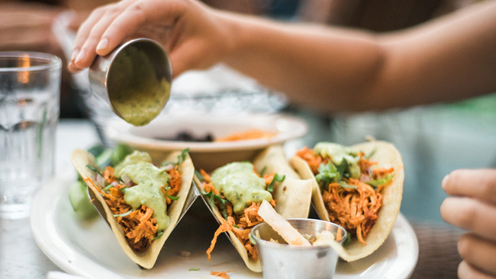 ¿Estás cansado de cocinar la cena? Cómo hacer pedidos de forma inteligente al salir a comer o recibir entrega
